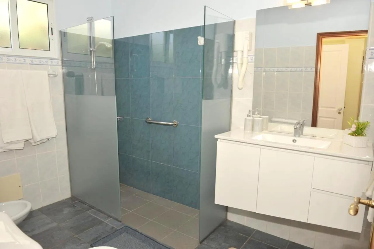 Comfortable Bungalow In Funchal With Sea View בית נופש